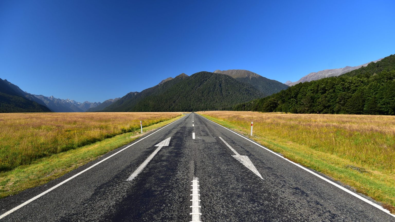 The road through the Eglinton Valley towards Milford Sound