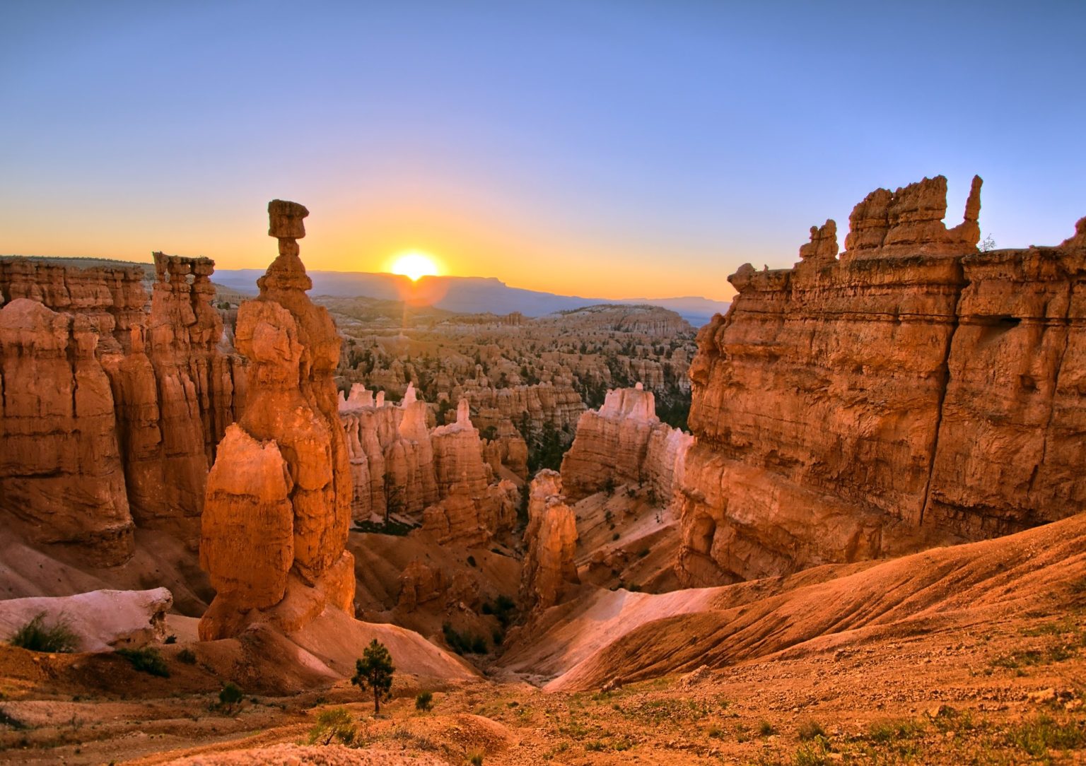 Thor's Hammer and the hoodoos of Bryce Canyon at sunrise, Utah