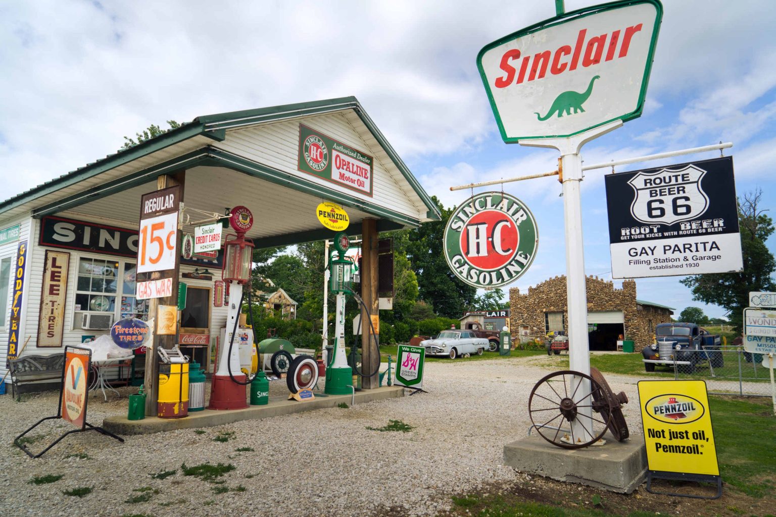 Gay Parita Sinclair station and vintage signs on Route 66 in Missouri