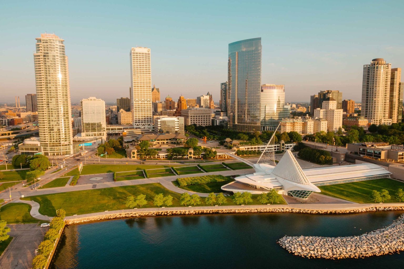 Milwaukee lakefront, skyline and art museum at golden hour