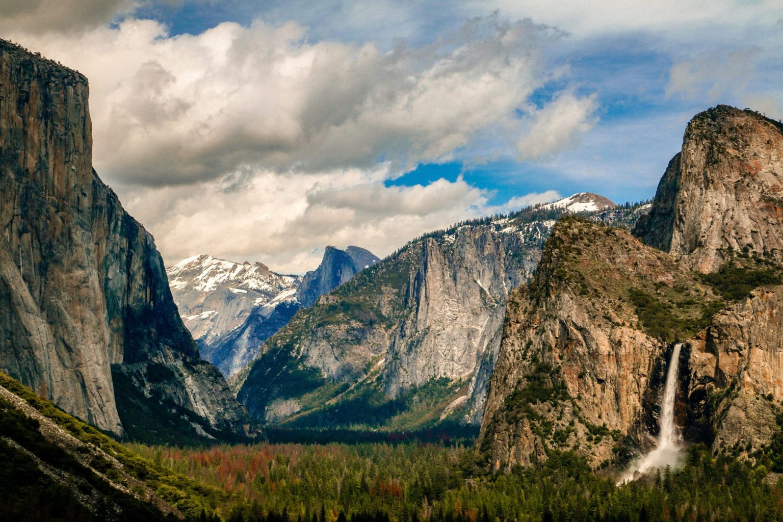 Tunnel View over Yosemite Valley with El Capitan and Bridalveil Fall