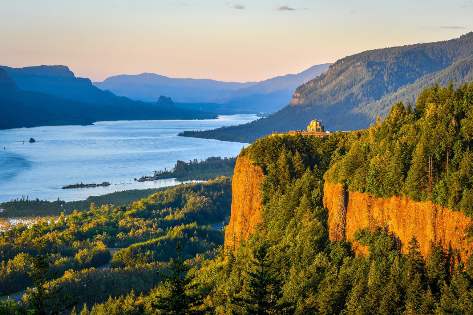 Vista House at Crown Point above the Columbia River Gorge, Oregon