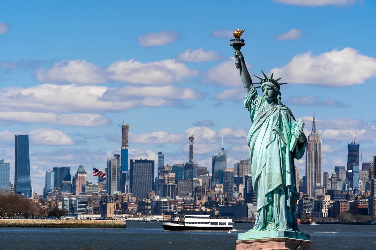 Statue of Liberty with the Manhattan skyline behind, New York